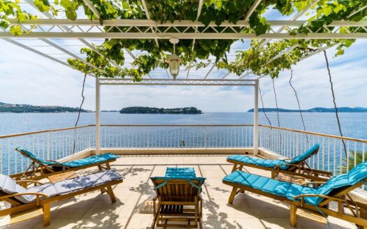 Vila prvi red do mora s unutarnjim i vanjskim bazenom, Lozica (Dubrovnik)