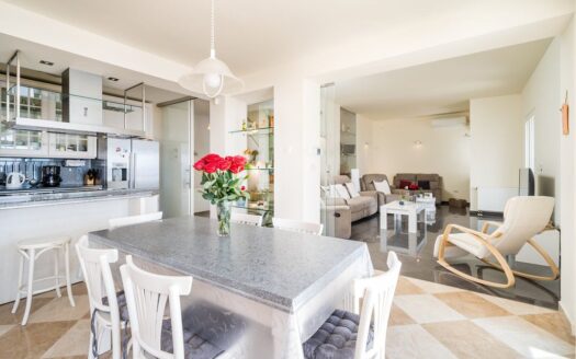 Vila prvi red do mora s unutarnjim i vanjskim bazenom, Lozica (Dubrovnik)